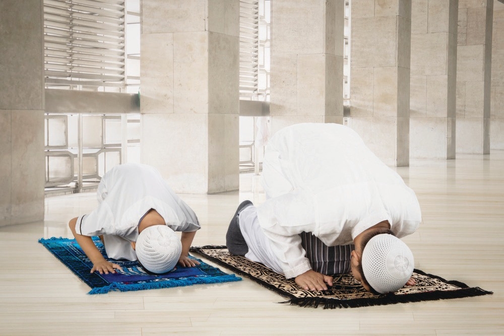 Two kids praying together, symbolizing the values taught through Islamic Tuition Online in California and the importance of faith-based learning.